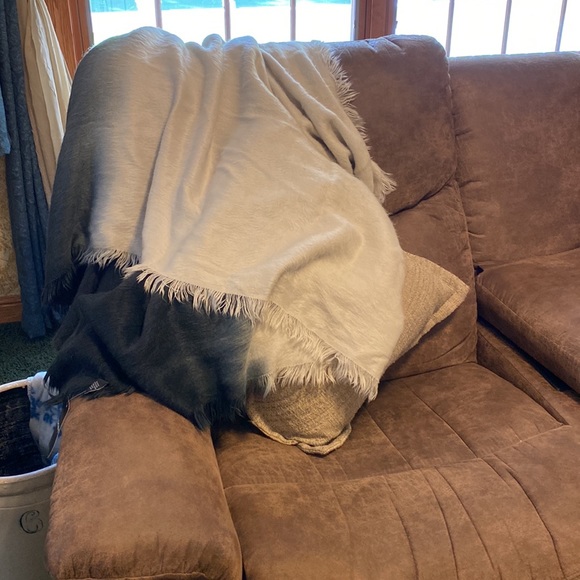 DKNY Large Woven Ombré Scarf Wrap Shawl Grey/Charcoal (approx.32”x84”) - Picture 6 of 6